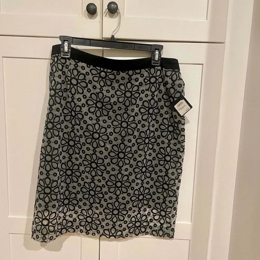 NWT Size 14 Gray and Black Daisy Halogen Nordstrom Skirt - Picture 1 of 4